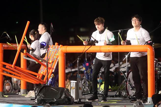 總統府1日舉行元旦升旗典禮，擔任表演單位的張文光創辦打擊樂團，帶來「韌力台灣擊打秀」，用生活常見的器材如水管、水桶等組成打擊樂器演出。（趙雙傑攝）