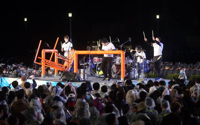 總統府1日舉行元旦升旗典禮，擔任表演單位的張文光創辦打擊樂團，帶來「韌力台灣擊打秀」，用生活常見的器材如水管、水桶等組成打擊樂器演出。（趙雙傑攝）