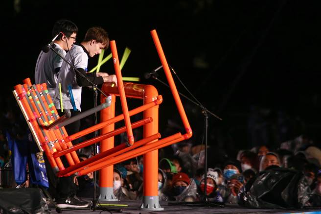 中華民國112年總統府前升旗典禮，韌力台灣擊打秀，在元旦升旗典禮前演出。（鄧博仁攝）