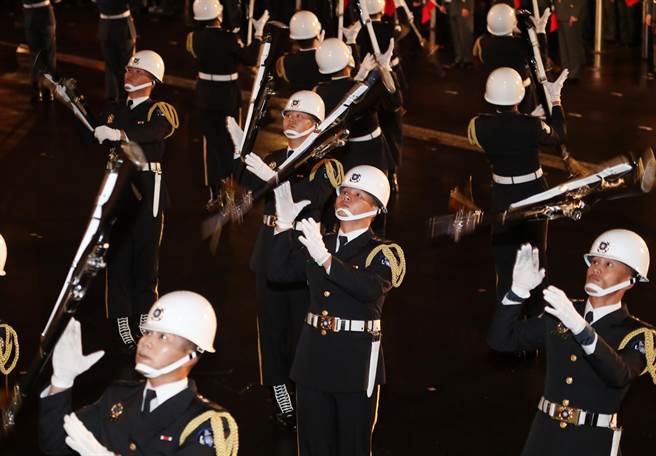 中華民國112年元旦升旗典禮1日在總統府前廣場舉行，國防部三軍樂儀隊帶來精彩的操槍表演，吸引民眾目光。（劉宗龍攝）