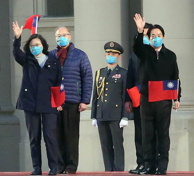 蔡英文總統（前左）和副總統賴清德（前右）1日出席在總統府舉行的中華民國112年元旦升旗典禮，向與會的民眾揮手致意。（趙雙傑攝）