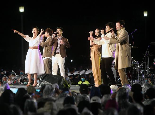 總統府1日舉行元旦升旗典禮，曾奪下國際阿卡貝拉大賽金牌的 Voco Novo爵諾歌手，用「樂好台灣迎世界」的演出，展望新年新氣象。（趙雙傑攝）