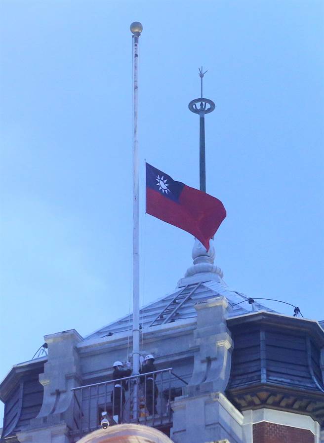 總統府1日舉行中華民國112年元旦升旗典禮，今年以「眾志成城，臺灣向前」為主題，由蔡英文總統親自主持，國旗在國旗歌演奏聲中緩緩升起，歡慶中華民國112年的首日到來。（趙雙傑攝）