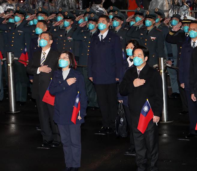 蔡英文總統（前左）、副總統賴清德（前右）1日在總統府前參加中華民國112年元旦升旗典禮。（劉宗龍攝）