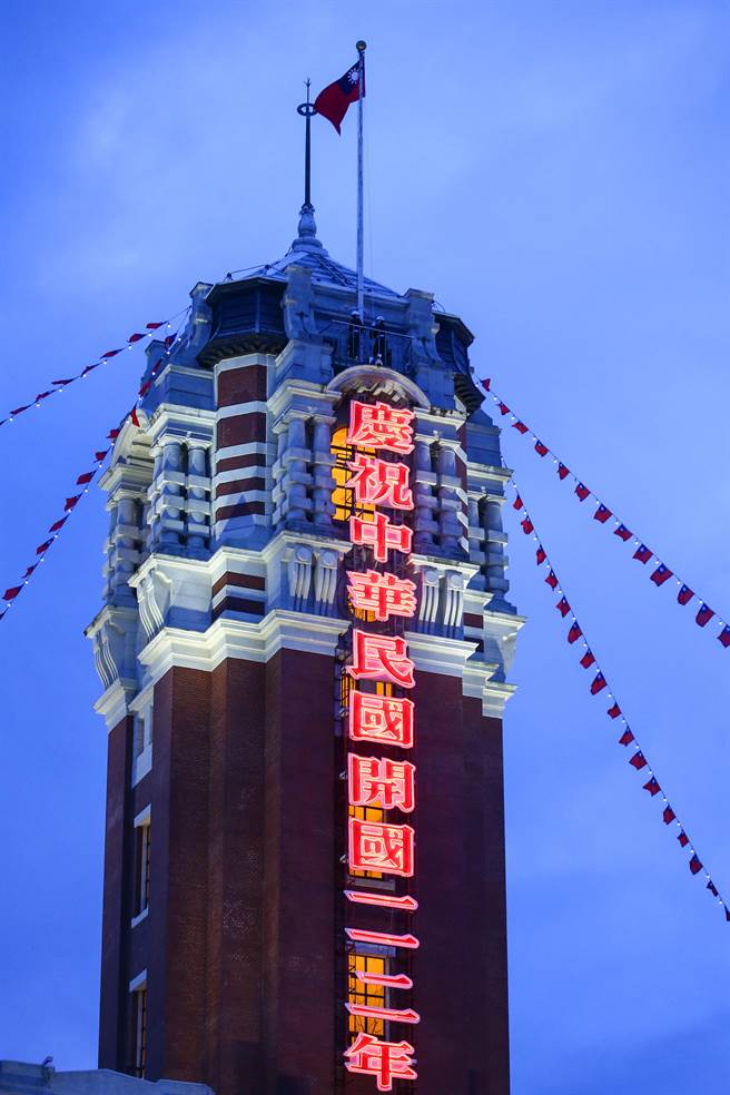 民國112年總統府元旦升旗典禮，以「眾志成城、台灣向前、Together we can」為主題，清晨6點半，國旗伴隨著國旗歌緩緩上升。（鄧博仁攝）