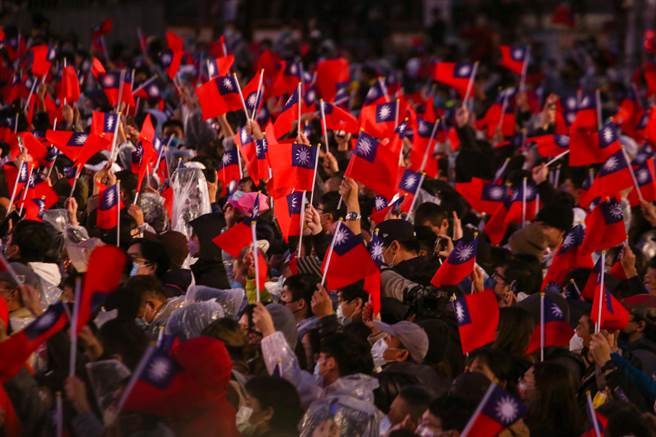 中華民國112年總統府前升旗典禮，吸引許多民眾一早拿著國旗來參加。（鄧博仁攝）