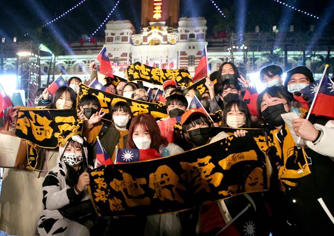 總統府1日舉行2023年元旦升旗典禮，以「眾志成城台灣向前TOGETHER WE CAN」為主軸，期待新的一年大家依然懷著堅韌及熱情的精神持續打拼，迎向更好的未來，讓台灣可以為世界帶來更多貢獻，吸引許多民眾前來參加，大家拿著國旗拍照留念，迎接嶄新的一年。（趙雙傑攝）