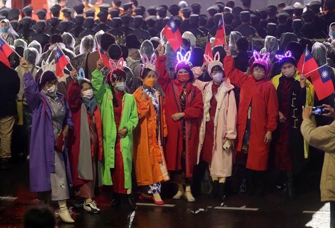 總統府1日舉行2023年元旦升旗典禮，以「眾志成城台灣向前TOGETHER WE CAN」為主軸，期待新的一年大家依然懷著堅韌及熱情的精神持續打拼，迎向更好的未來，讓台灣可以為世界帶來更多貢獻，吸引許多民眾前來參加，大家拿著國旗拍照留念，迎接嶄新的一年。（趙雙傑攝）