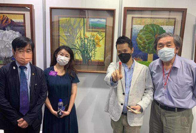 台湾艺术博览会创办人、立法委员何志伟（右二）在办展过程中，发现艺术品虽然不会说话、没有声音，但却记录下当代的一切喜怒哀乐。(图／立法委员何志伟办公室提供)

