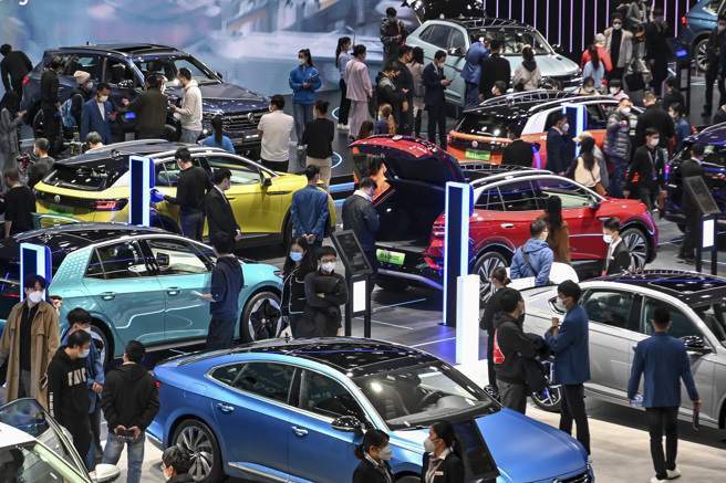 大陆近几年一般家庭汽车拥有率快速提高，目前平均每百户家庭有60户拥有汽车。图为正在举行的广州车展。（图／中新社）