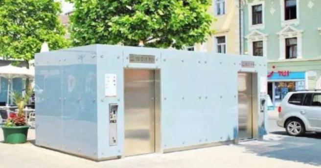 大陸河南一名男子日前在路邊的公廁上廁所，沒想到過了10分鐘後，廁所門竟自動打開。（示意圖／翻攝中華網）