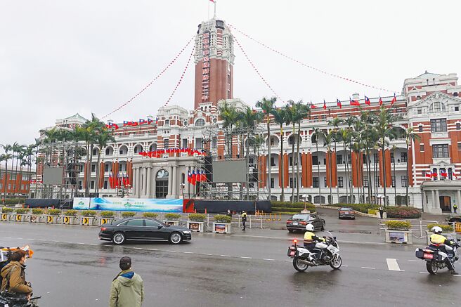 蔡英文总统昨召开国安高层会议，针对去年税收超徵4500亿元，初步规画其中1800亿元要研议与全民共享的可行方案。图为总统车队昨日上午8点半左右抵达总统府。（姚志平摄）