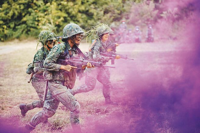 國民黨北市立委補選候選人王鴻薇昨建議民進黨立委范雲，樂意當兵可辭職投入志願役。圖為陸軍女生營訓練驗收的畫面。（陸軍臉書提供）