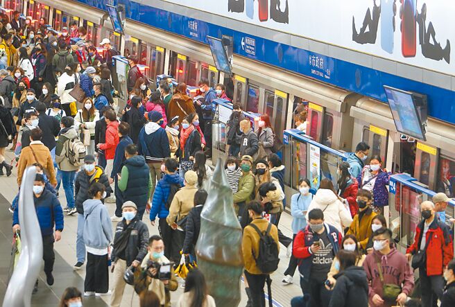 許多人都會趁跨年連假出門參加歡慶活動。（示意圖／資料照，陳怡誠攝）