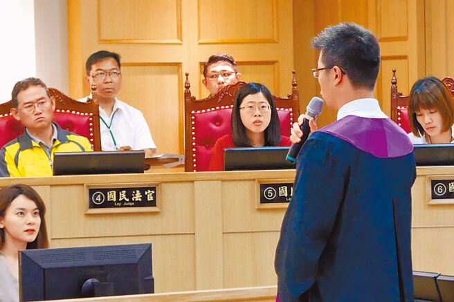 图为国民法官参与模拟法庭。（陈俊雄摄）