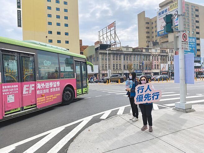 高雄市加強稽查公車落實路口停讓行人，以捍衛行人用路安全。（翻攝照片／洪靖宜高雄傳真）