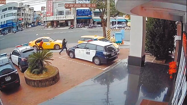 见义勇为的计程车司机（左穿褐色上衣）把车停在公正派出所门口，诈骗案车手廖嫌（穿黑衣者）拔腿就跑，计程车司机跟着抓他。（斗六分局提供／周丽兰云林传真）