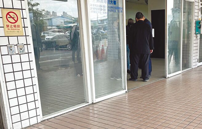 槍手司姓男子昨日相驗，初驗司男為一槍轟進太陽穴，子彈右進左出死亡。（洪靖宜攝）