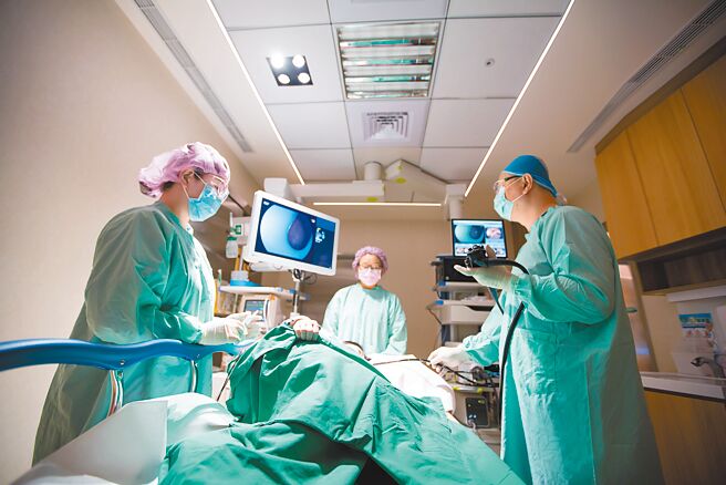 醫生執行大腸鏡內視鏡檢查，提醒民眾，一定要「盡責」的清腸。（朱光恩提供）