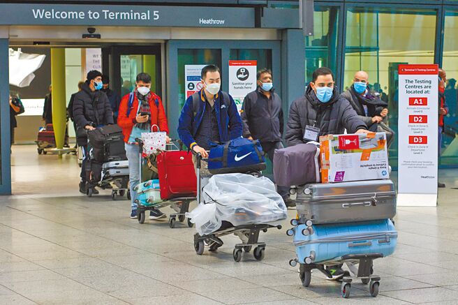 法国与英国政策大转弯，分别宣布对中国入境旅客採取新的防疫措施，包括入境前提交核酸检测阴性证明，以及入境时接受随机筛检，以防止疫情大规模传入。图为英国伦敦希斯罗机场航站楼。（新华社）
