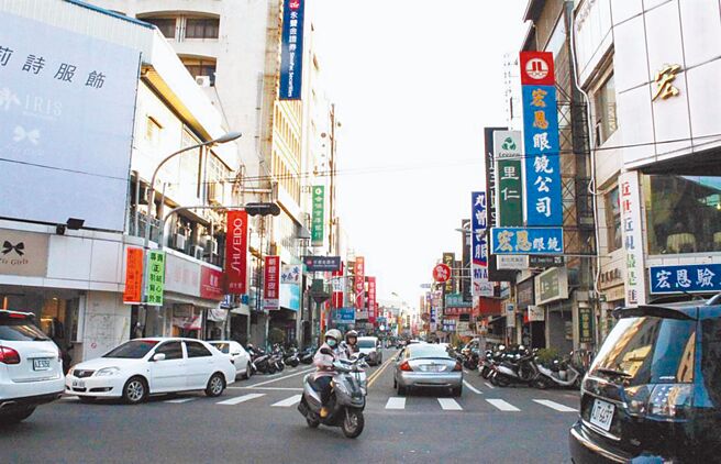 彰化县政府公告112年度土地现值，彰化市中华路及太平街间的民族路两侧地段每坪价格达69.6万元，蝉联彰化县地王，价格较去年微涨0.62％。（本报资料照片）