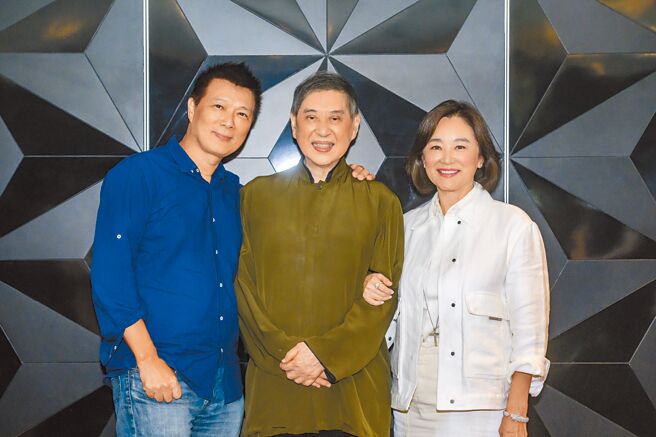 林青霞（右起）與白先勇、蔡詩萍在台北相聚。（SWkit鄧永傑攝、林青霞提供）