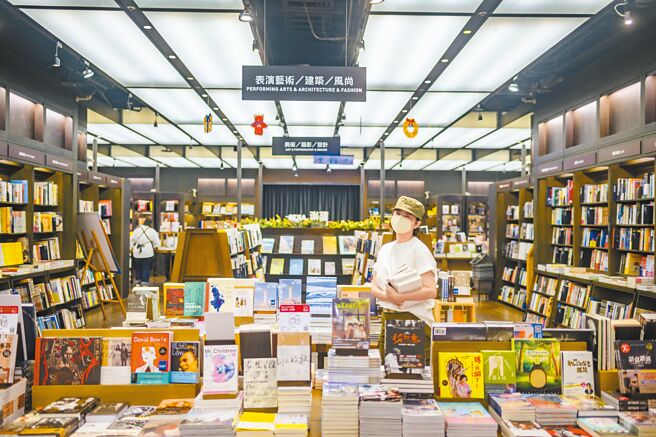 林青霞逛誠品書店，滿載而歸。（SWkit鄧永傑攝、林青霞提供）