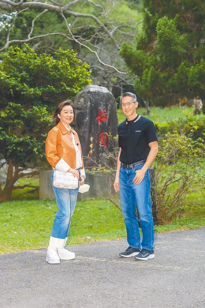 林青霞（左）與清華大學校長高為元在校園內相見歡。SWkit鄧永傑攝、林青霞提供）