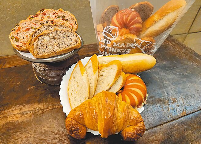 堪称台湾难度最高的烘焙比赛「2022 UniBread烘焙王麵包大赛」，冠军得主王柏峰预计今年10月代表台湾征战法国世界麵包大赛，他的比赛作品现在也能买到，品名有趣称为「一袋拎」（见图）500元，囊括法国长棍、茶里王、八宝营养麵包、弯月可颂、萨克斯共五款，每日限量供应。（统一提供）