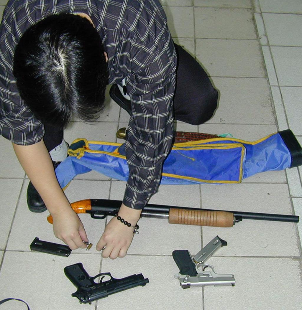 2000年大園殺警案主嫌蕭新財犯案的軍火，郭信一涉嫌提供槍枝並藏匿槍手遭捕。（中時資料照）