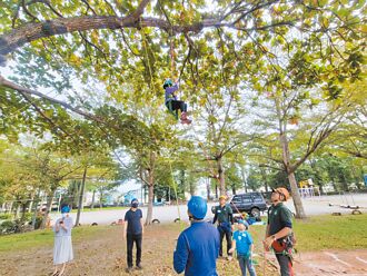 台東小朋友學習攀樹 訓練體能、團隊合作