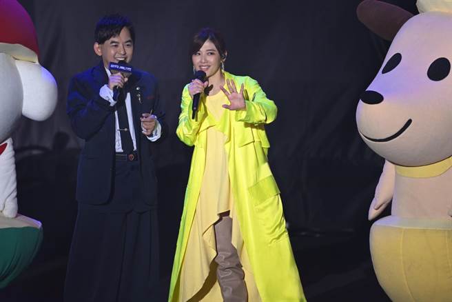 「高流幸福式」苏慧伦与主持人黄子佼逗趣互动。（杨舒婷摄）