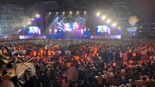 现场人潮破13万人。（杨舒婷摄）