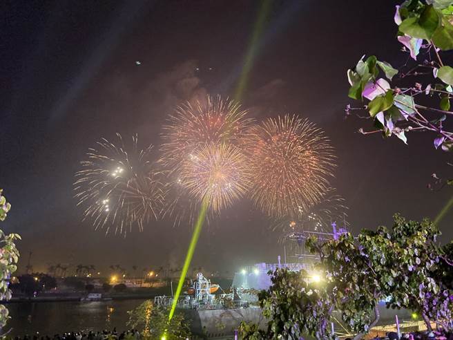 「高流幸福式」施放223秒的大港烟火。（杨舒婷摄）