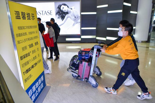 大陸宣布今年1月8日起，取消入境核酸檢測與集中隔離。圖為海口美蘭國際機場T1航站樓到達大廳出口。（圖／中新社）