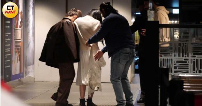 兩個朋友一左一右將美麗妄娜扶回夜店內。（圖／本刊攝影組）
