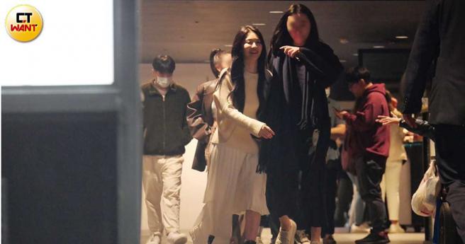 看似已清醒不少的美麗妄娜，勾著一名長髮男子步出夜店。（圖／本刊攝影組）