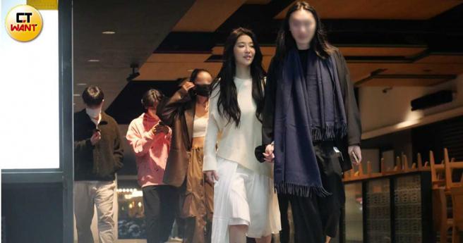 美麗妄娜與長髮男子十指緊扣，看起來頗像情侶。（圖／本刊攝影組）