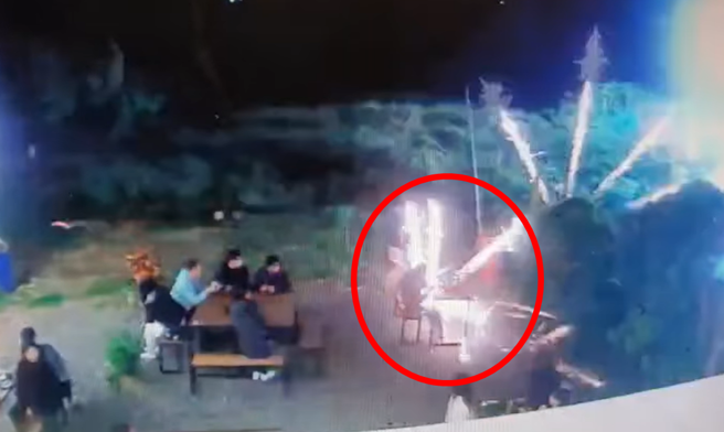 垦丁小琉球某餐厅旁的民宿有一票游客前天跨年夜在放烟火，当下有多发烟火直接飞至餐厅户外座位区，一名女顾客甚至二度灼伤送医。（翻摄自脸书「小琉球联盟」）