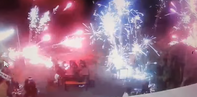 垦丁小琉球某餐厅旁的民宿有一票游客前天跨年夜在放烟火，当下有多发烟火直接飞至餐厅户外座位区，一名女顾客甚至二度灼伤送医。（翻摄自脸书「小琉球联盟」）