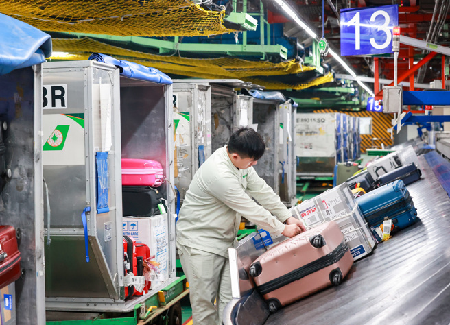 长荣航勤闹罢工，第一线作业人力严重短缺，长荣航班元旦大乱。（陈麒全摄）