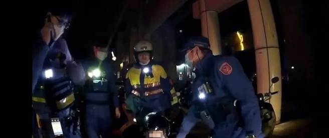 台中年约50岁叶男日前爱车遭窃报案，中市警二分局2日凌晨发现偷车贼竟骑着机车在市区「趴趴走」，警方立即出动，顺利逮捕年约41岁林嫌。（中市警二分局提供／潘虹恩台中传真）