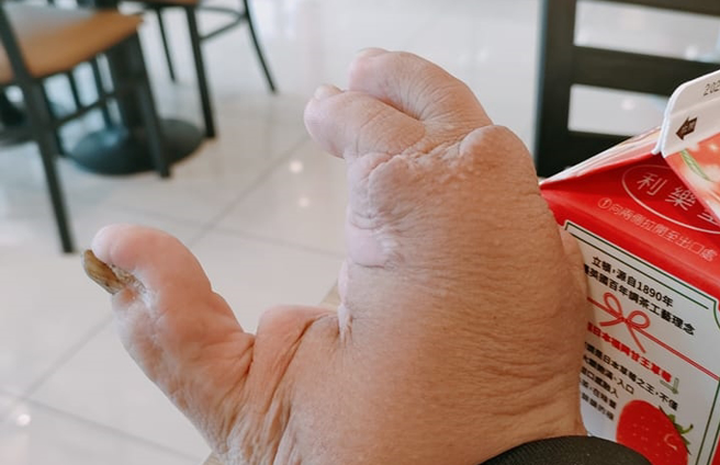 身障男在超商被一名孩童当眾说「手长得很噁心」，家长当下赶紧把孩童带走，他事后发文非但不责怪对方，还说3年来只遇到这次，反而称讚起台湾教育。（翻摄自脸书「爆怨公社」）