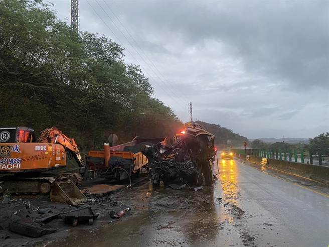 台62萬瑞快速道路2日凌晨發生砂石車自撞標誌鋼架的意外，警消及一工處協助處理。（基隆市警察局提供／張志康基隆傳真）