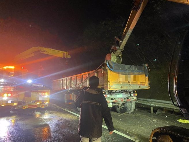 台62萬瑞快速道路2日凌晨發生砂石車自撞標誌鋼架的意外，警消及一工處協助處理。（基隆市警察局提供／張志康基隆傳真）