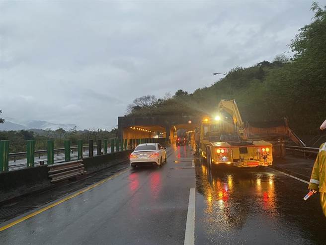 台62萬瑞快速道路2日凌晨發生砂石車自撞標誌鋼架的意外，警消及一工處協助處理。（基隆市警察局提供／張志康基隆傳真）