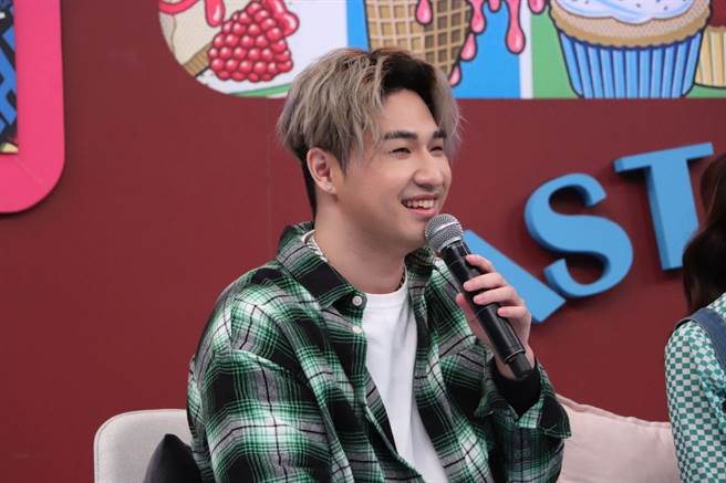 鹿希派代班《小明星大跟班》跟爸爸吳宗憲一起主持。（中天綜合台提供）