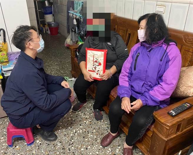 台中市警察局烏日分局龍東派出所日前攜手救國團及中龍鋼鐵公司針對獨居老人行關懷訪視，並發放應急物資，助獨老溫暖過寒冬。（烏日警分局提供／潘虹恩台中傳真）