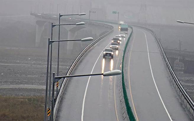 截至上午10时，苏花路廊宜兰往花莲南向车流量为1072辆、花莲往宜兰北向为1883辆，北上每小时交通量维持约400至600辆，上午苏花路廊全线整体车流顺畅。（公路总局提供／吴佩蓉宜兰传真）