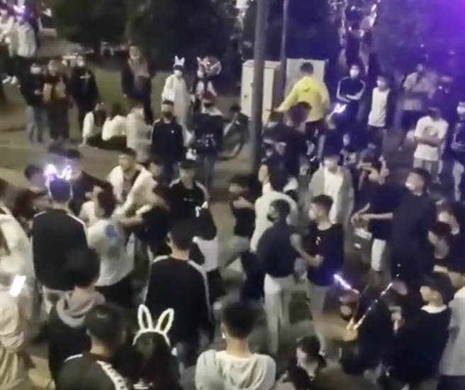 高雄夢時代廣場公園跨年夜傳出鬥毆，場面一度混亂，後續2男送醫，警方將依社維法裁罰。（摘自社會事新聞影音）